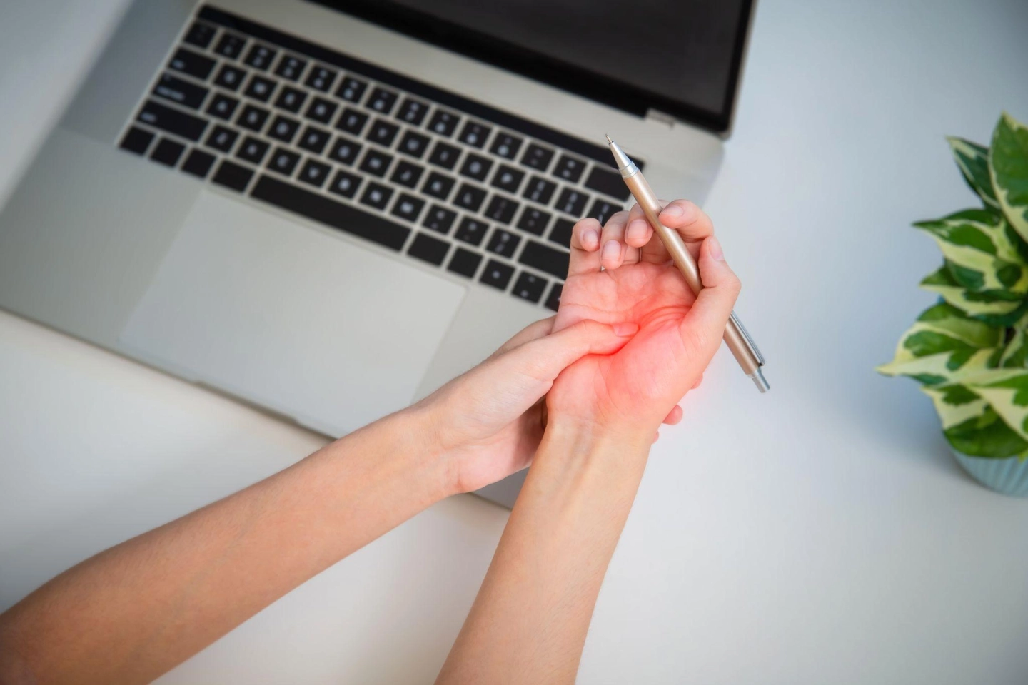 ปวดหัว ปวดคอบ่าไหล่ มือชา อาการคลาสสิคของ office syndrome