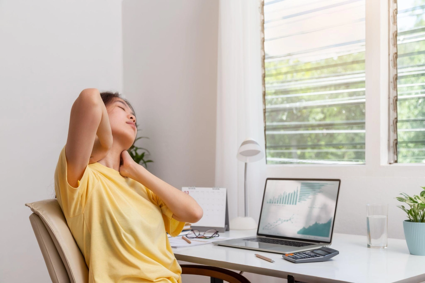 ทำงานหน้าจอนานๆ แล้วปวดไปทั้งตัว ลองดูวิธีเช็ค office syndrome แบบง่ายๆด้วยตัวเอง